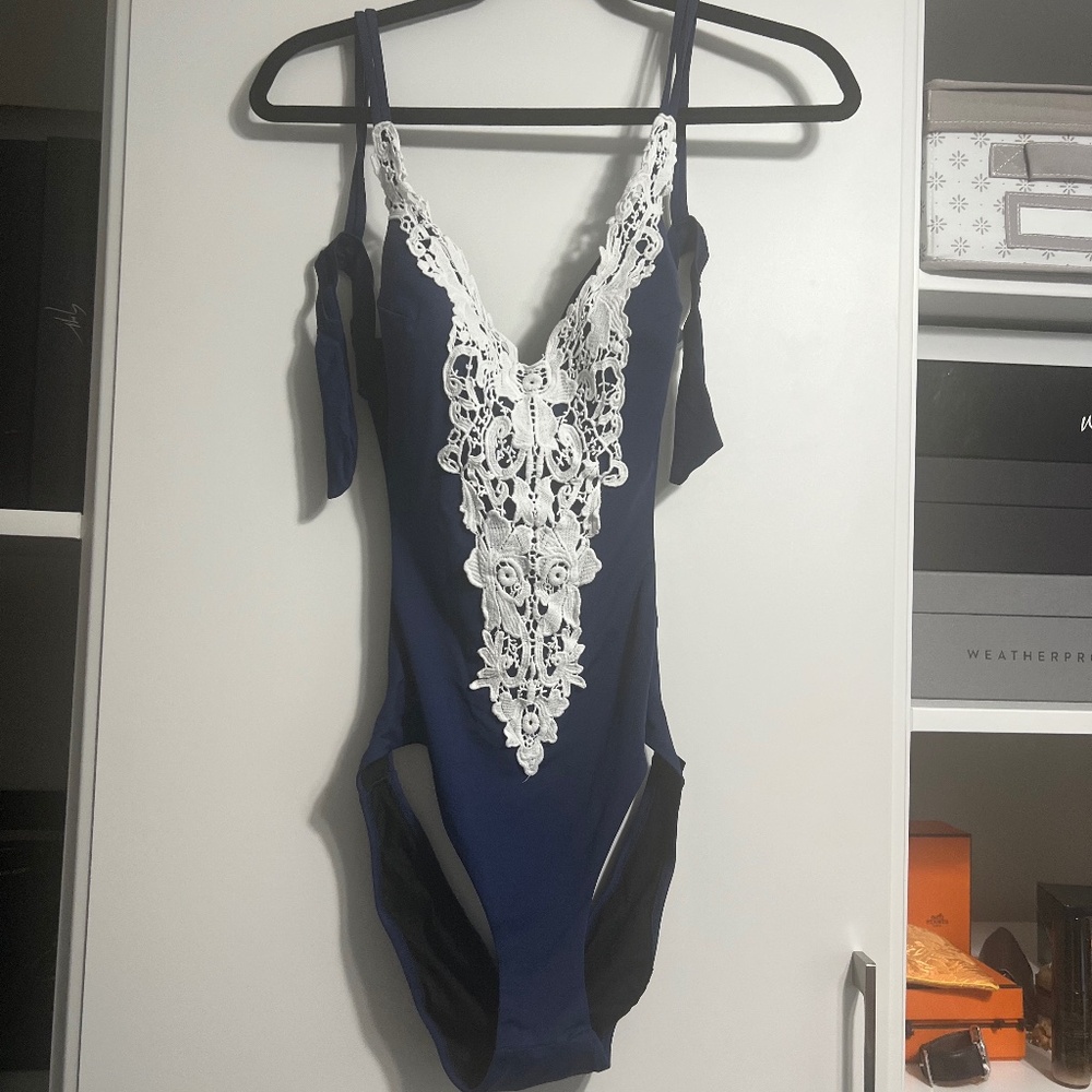Parah, Size (12-14) 36 B, Italy, Blue with white lace